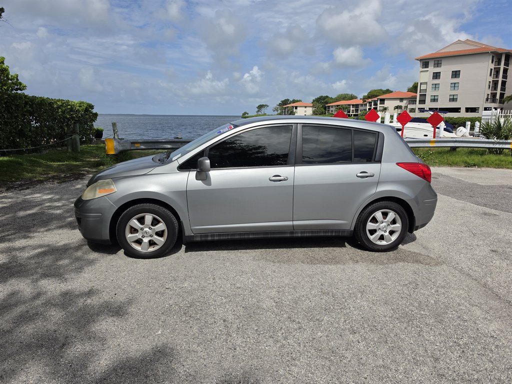2009 Nissan Versa's photo